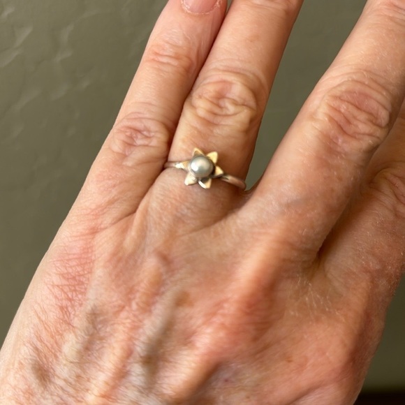 Pearl Ring With Sterling Flower Petal Setting‎ Size 6.5 - Picture 7 of 7